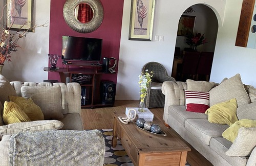 Signal Hill House | Centrally located to restaurants, bars, beaches and shopping areas.