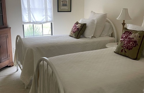 Golden Glades - The Woods House | Centrally located to beach, Town Center and Mayo.