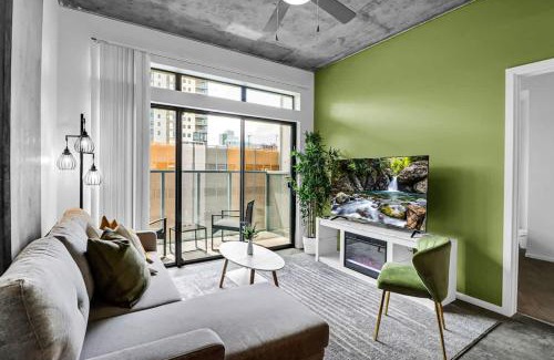 Evans Churchill Apartment | Centric 2BR In HEART of DTPHX Free Garage Parking