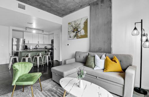 Evans Churchill Apartment | Centric 2BR In HEART of DTPHX Free Garage Parking