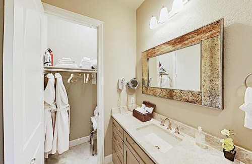 Spring Branch House | Century Oak House - Casita A