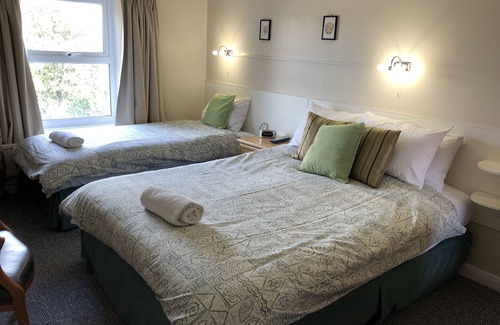 Sandown Hotel | Chad Hill Hotel