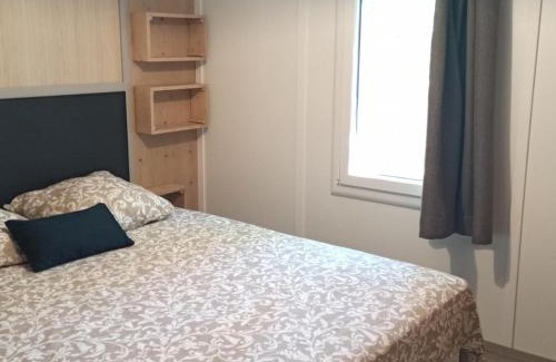 Labouheyre Ski Chalet | Chalet 2 Chambres à Labouheyre avec Piscine Chauffée, WiFi et Terrasse au Bord d'un Lac - FR-1-783-25