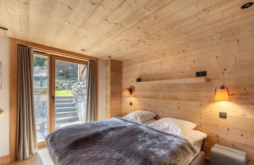Le Raffort Ski Chalet | Chalet, 200m from ski slopes, sauna, balcony, fireplace or stove, parking, tv, ski locker, 187m²