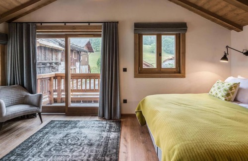 Le Raffort Ski Chalet | Chalet, 300m from ski slopes, terrace, balcony, fireplace or stove, parking, tv, ski locker, 340m²