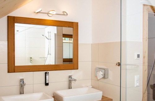 Mallnitz RV Rental | Chalet Ankogel without stone bathtub - HOCHoben camp & explore