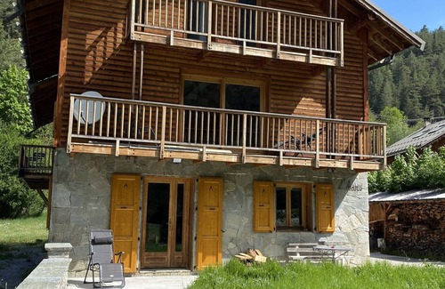 Chateau-Ville-Vieille Ski Chalet | Chalet at the foot of the castle, in the heart of the Queyras mountains
