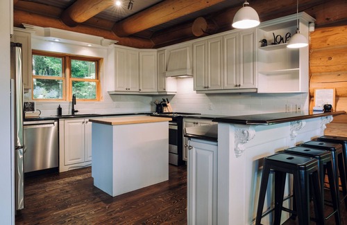 Fiddler Lake Resort Ski Chalet | Chalet Authentik 17: Indoor & Outdoor pools, private Hot tub, Lake and Resort