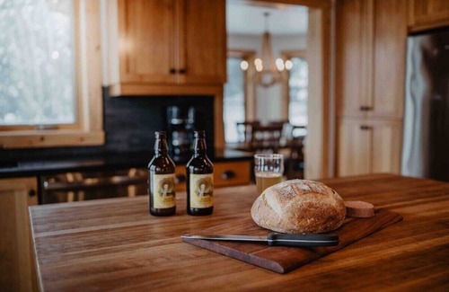 Les Eboulements Ski Chalet | Chalet Bleu 55: River Views, Pool Table & Spa