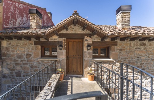 Valle de Valdelaguna Ski Chalet | Chalet 'Casa Rural Las Hoyas I' with Mountain View