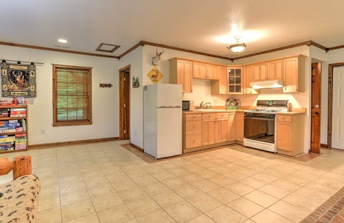 Maggie Valley Cabin | Chalet d'Julia - Spacious Mountain Chalet, 3 BR, 4 BA