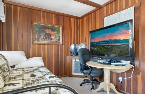Big Bear Lake Ski Chalet | Chalet Des Ours -comfortable And Spacious Home With Wifi! Close To Everything! 2 Bedroom Chalet