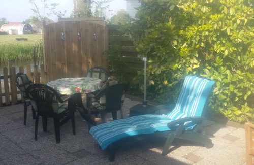 Onderdijk Apartment | Chalet directly on the canal with its own jetty