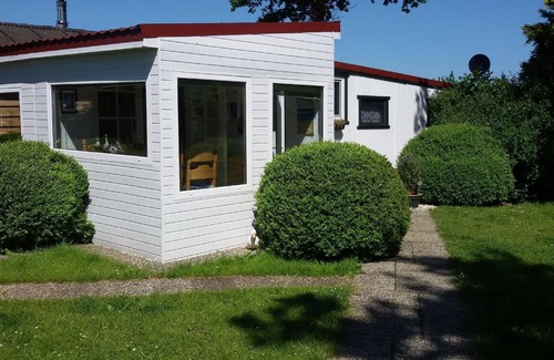 Onderdijk Apartment | Chalet directly on the canal with its own jetty