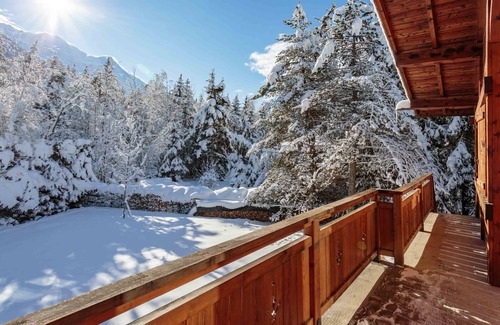 Les Praz-de-Chamonix Ski Chalet | Chalet le Tricouni - sleeps 10 guests in 5 bedrooms with Nordic Bath