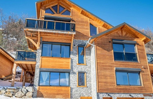 Pra Loup Ski Chalet | Chalet Lumière: Luxurious 16-Person Chalet, Near Lift, Beds Made on Arrival, Pra Loup