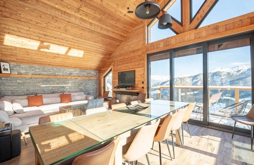 Pra Loup Ski Chalet | Chalet Lumière: Luxurious 16-Person Chalet, Near Lift, Beds Made on Arrival, Pra Loup