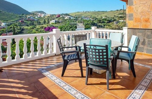 La Solana Ski Chalet | Chalet Mirador Los Hoyos with Mountain View, Garden & Wi-Fi
