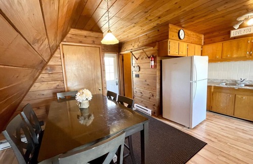 Stevensville House | Chalet on the Lake 80 w/Beach Access, Pools, Sport Courts, Fishing Pond & more!