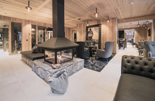 Racines Apartment | Chalet 'Tenne Chalet' with Mountain View, Shared Pool & Wi-Fi