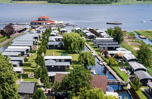Giethoorn Ski Chalet | Chalet with a view of lake the Wiede
