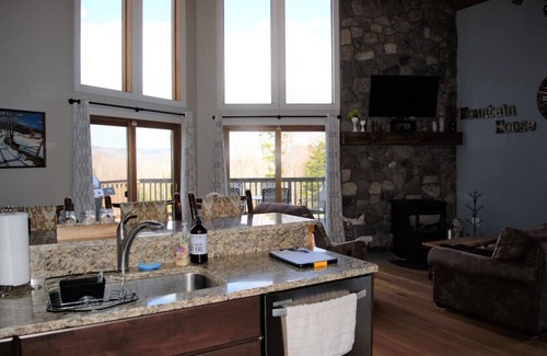 Searsburg Cabin | Chalet with Amazing views+ Hot Tub + privacy