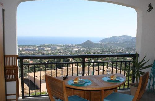 Mandelieu-La-Napoule Apartment | Chaleureux appartement vue mer