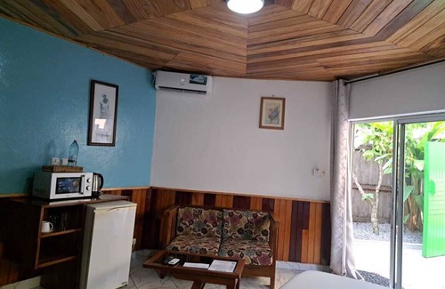 Kribi Hotel | “Chambre Gabrielle – Les Gîtes de Kribi/Gabrielle Room – Kribi Lodge”