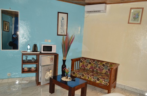 Kribi Hotel | “Chambre Gabrielle – Les Gîtes de Kribi/Gabrielle Room – Kribi Lodge”