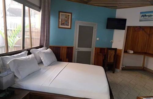 Kribi Hotel | “Chambre Gabrielle – Les Gîtes de Kribi/Gabrielle Room – Kribi Lodge”