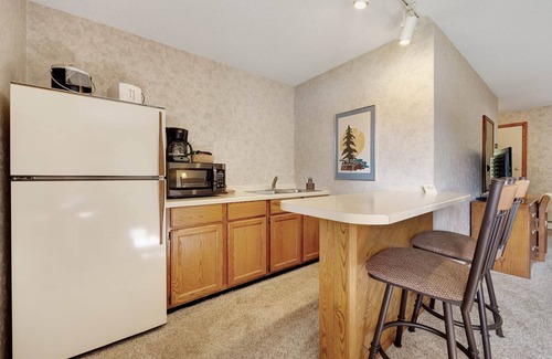 Eagle River Apartment | Chanticleer Inn 41
