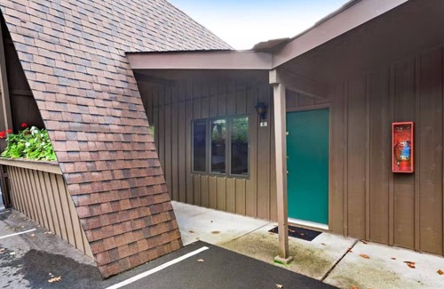 Eagle River Apartment | Chanticleer Inn 43
