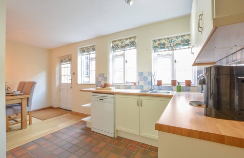 Martlesham Heath Cottage | CHAPEL COTTAGE, NEWBOURNE, pet friendly, with open fire in Woodbridge