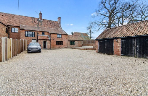 Eastgate House | Character, country 2bed house w/garden & parking