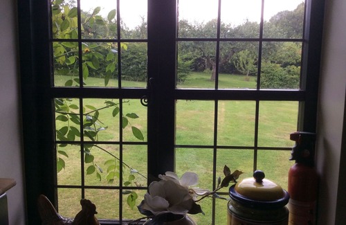 Ewhurst Green Cottage | Character Country Retreat with no contact check in/out, in historic 1066 country
