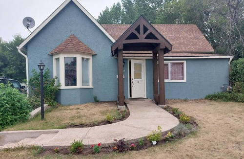 Wetaskiwin House | Character home with 1 bedroom for short term rental.