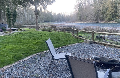 Molalla Cottage | Charlies Riverfront Cottage