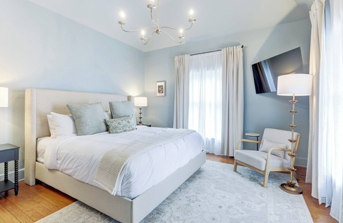 North Downtown Hotel | Charlottesville Boutique Hotel | The 200 South St King Room 7