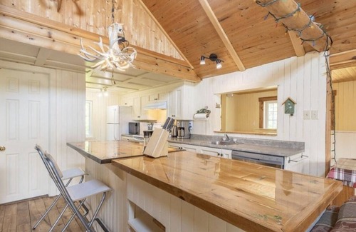 Saint-Michel-des-Saints Ski Chalet | Charmant Chalet au Lac Taureau Idéal Pour Motoneiges ou Bateau. Quai Privé