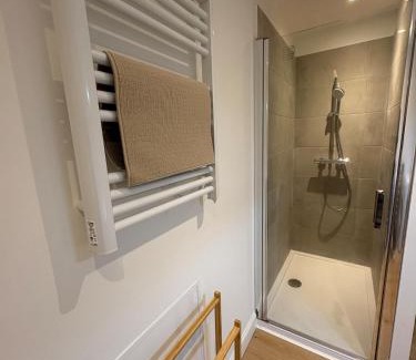 Realmont Apartment | Charmant Appartement Rénové l 2 chambres