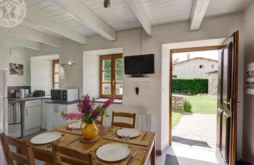 La Chapelle-en-Lafaye Apartment | Charmant gîte en pierres pour 4 pers. avec terrasse à La Chapelle-en-Lafaye - FR-1-496-59