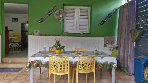 Sainte-Anne Apartment | Charmant T2 climatisé avec terrasse, à 5 mn des belles plages de Ste Anne