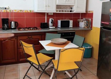 Sainte-Anne Apartment | Charmant T2 climatisé avec terrasse, à 5 mn des belles plages de Ste Anne
