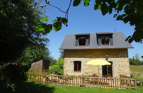 Champcervon Cottage | Charming Cottage with Garden, WiFi, and Baby Gear in Tranquil Countryside near Mont Saint-Michel
