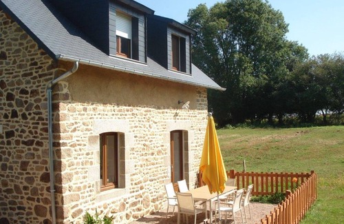 Champcervon Cottage | Charming Cottage with Garden, WiFi, and Baby Gear in Tranquil Countryside near Mont Saint-Michel