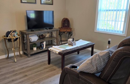 Lakeland Cottage | Charming 1-bedroom cottage in beautiful Lakeland with AC, WiFi, Daily or monthly