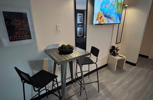 Deco Apartment | Charming 1-bedroom Studio apartment in fabulous Houston with fitness room, WiFi