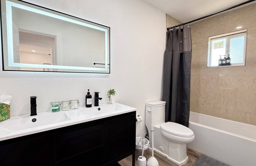 F. Q. Story House | Charming 1-bedroom townhome in enchanting Phoenix with AC