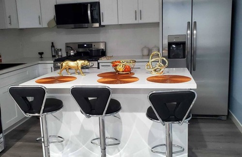 Chatsworth House | Charming 1-bedroom house in marvelous Los Angeles with WiFi, AC