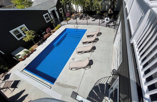 South Haven Cottage | Charming 1-bedroom cottage WiFi and AC, Beach, Pool, FireplacenPool Table, Ping